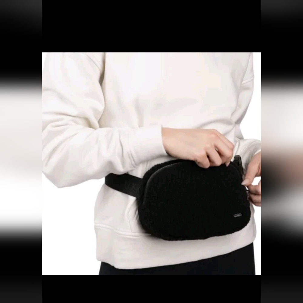 Lole Fleece Belt Bag, Unisex One Size Fits Most, Two-Way Zipper Black